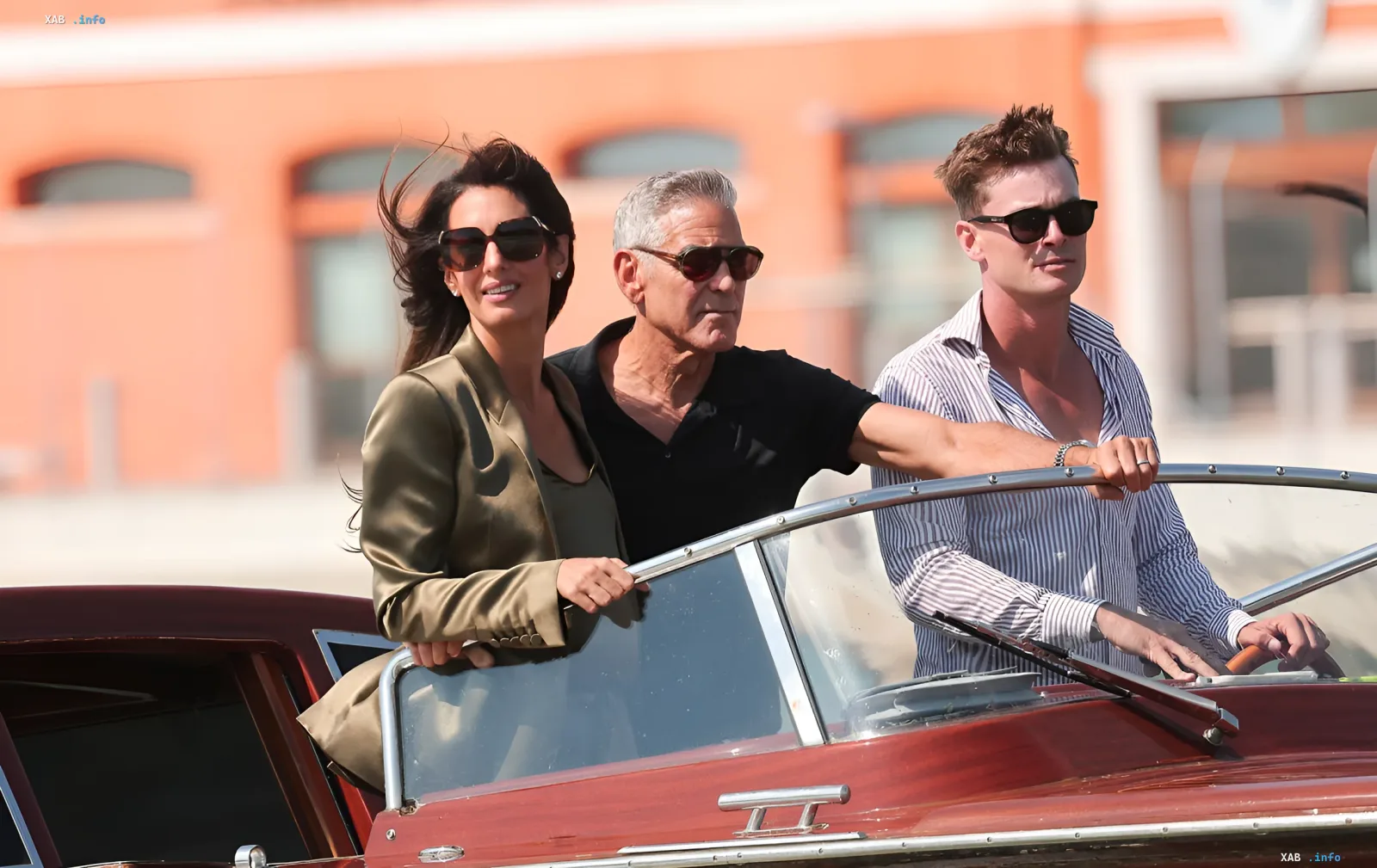 George Clooney, Amal Clooney und Jake Gyllenhaal in einem Cabrio auf dem Lido vor dem Start der 83. Filmfestspiele von Venedig
