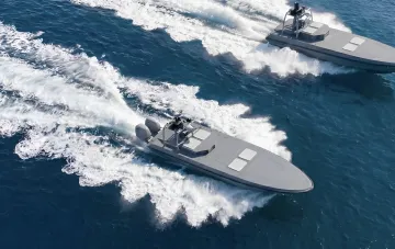 Russisches Marinedrohne Kama, von Marine und SBU bei der Schlangeinsel getroffen, mit dichtem Kielwasser über das Meer