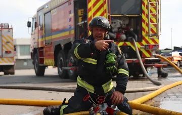 Feuerwehrmann koordiniert die Einsatzleitung nach dem Luftangriff auf Dnipro am 2. September