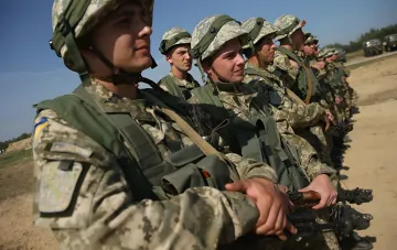 Бойцы ВСУ в строю с винтовками на фоне военной техники — контратаки украинских войск на фронте