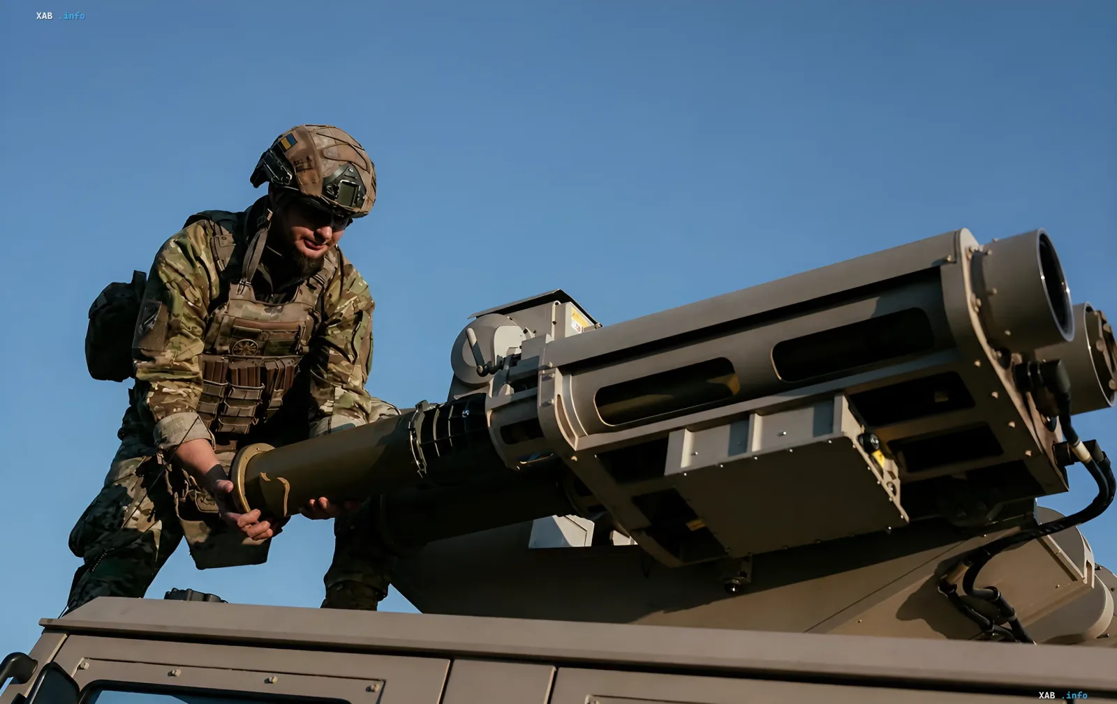 Боец ВСУ обслуживает пусковую установку ЗРК Rapid Ranger на шасси испанского внедорожника URO VAMTAC