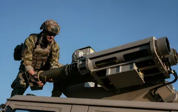 Боец ВСУ обслуживает пусковую установку ЗРК Rapid Ranger на шасси испанского внедорожника URO VAMTAC