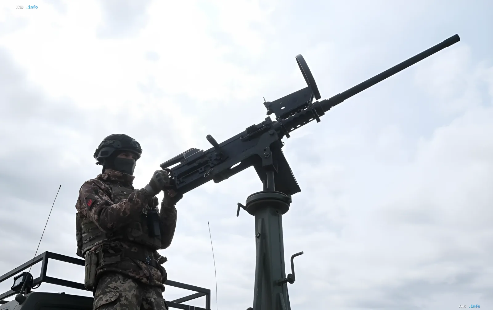Украинский военнослужащий с зенитным пулеметом на фоне неба во время воздушной тревоги в Киеве