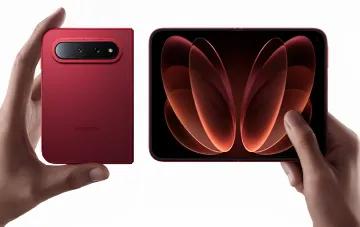 Складной смартфон Xiaomi 18 Fold в красном корпусе: задняя панель с камерой и раскрытый внутренний экран