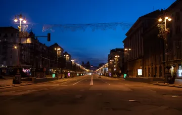 Пустая улица Киева в сумерках во время комендантского часа, который Зеленский анонсировал сократить