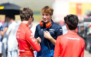 Український гонщик Бондарєв у формі Williams Driver Academy на трасі в Імоле перед дебютом у FREC за Van Amersfoort Racing