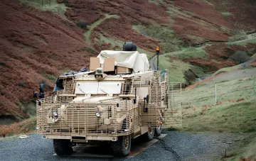 Британский бронированный автомобиль на горном полигоне в контексте проекта PANOPTES — автономной лазерной ПВО против роев дронов