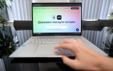 Человек использует платформу «Дія» на ноутбуке для оформления государственных услуг онлайн, включая расторжение брака без визита в ДРАЦС