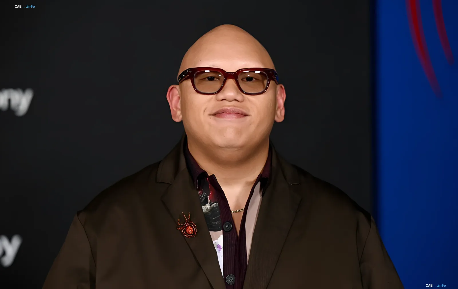 Jacob Batalon bei der dreitägigen Hochzeit in Südfrankreich: dunkler Blazer, Brille und Spinnen-Brosche