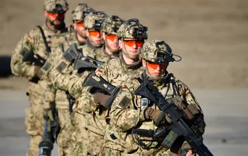 Военнослужащие Bundeswehr в камуфляже Flecktarn с автоматами в строю перед испытаниями израильской ракеты LORA в Северной Атлантике