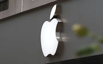 Светящийся логотип Apple на фасаде магазина — анонс iOS 27 с Siri AI, ИИ-инструментами в Safari и «Фотографиях» и ускорением старых iPhone
