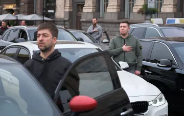 Verkehrsstopp in Kiew: Autos stehen auf einer Stadtstraße im Rahmen der neuen 60-Sekunden-Regel 'alle rot' um 9:00 Uhr