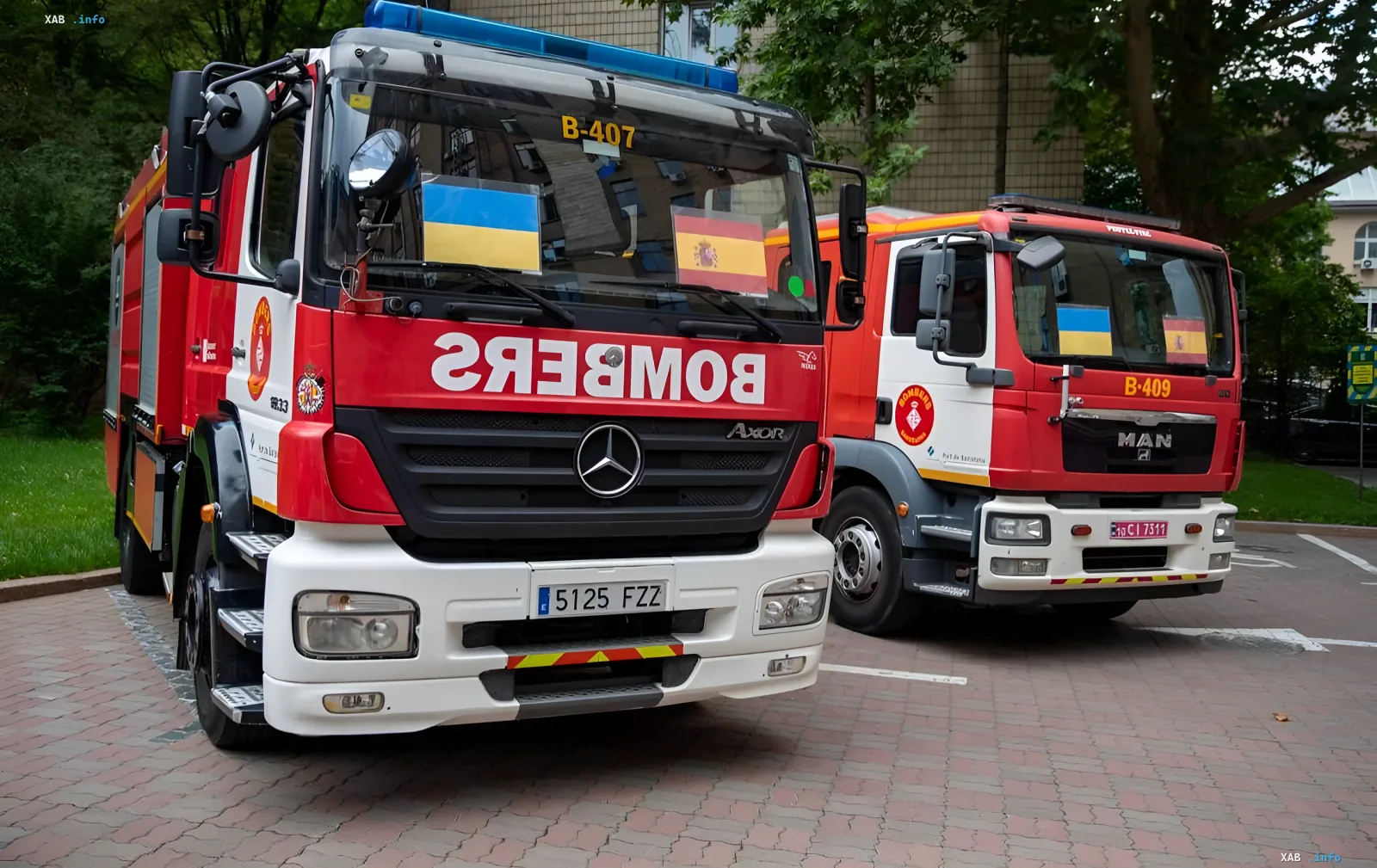 Zwei neue Feuerwehrfahrzeuge Mercedes-Benz Axor und MAN von Barcelona für Kiew mit ukrainischen und spanischen Flaggen
