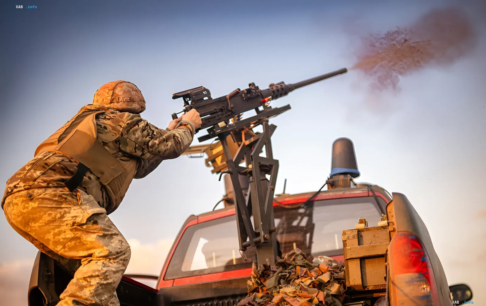 Soldat mit einem montierten Maschinengewehr auf einem Fahrzeug im Kampf bei Drohnenangriffen auf Kiew