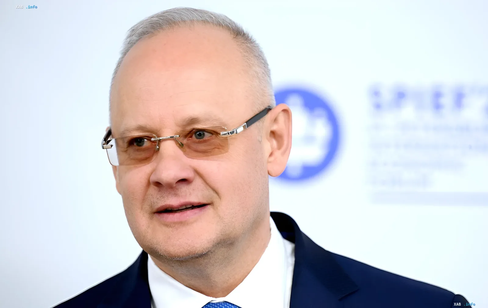 Дмитрий Кобяков, глава Росавиации, на фоне логотипа ведомства: заявление о безопасном небе России при задержке 120 рейсов в московских аэропортах