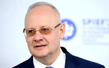 Дмитрий Кобяков, глава Росавиации, на фоне логотипа ведомства: заявление о безопасном небе России при задержке 120 рейсов в московских аэропортах