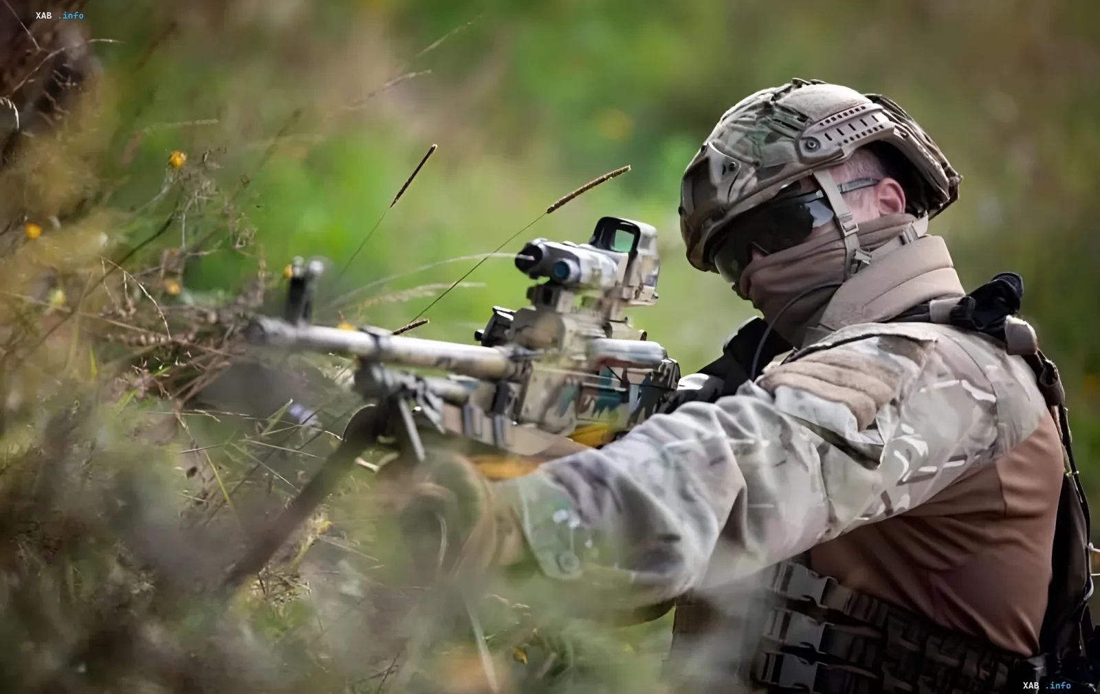 Soldat der ukrainischen Nationalgarde in Tarnkleidung mit Waffenzieloptik in einem Feldversteck in Richtung Charkiw bei Kupjansk