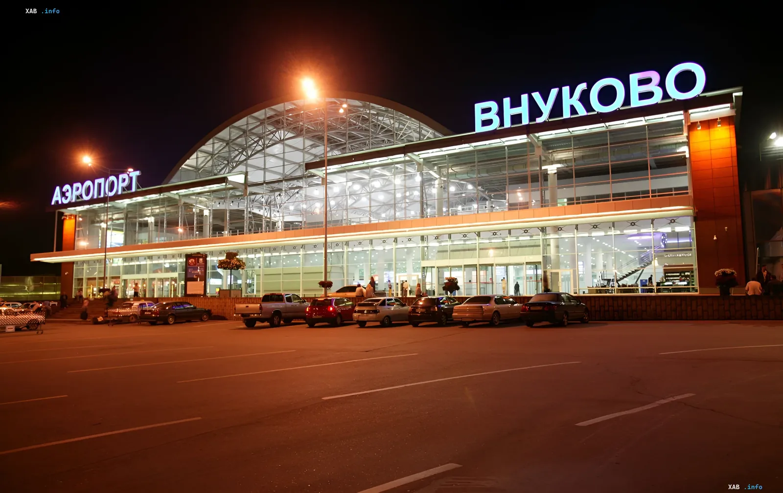 Ночной вид на терминал аэропорта Внуково в Москве во время режима «Ковер» из-за атаки дронов и задержки рейсов