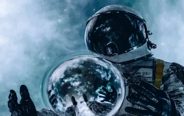 Космонавт в упрощённом скафандре NASA программы Artemis с отражением Земли в шлеме — подготовка к высадке на Луну к 2028 году