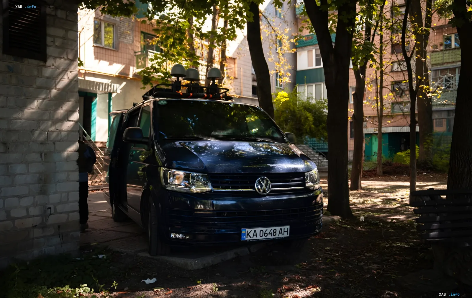 Полноприводный Volkswagen с крышными прожекторами, переданный NAUDI немецким волонтёрам для эвакуации гражданских на Краматорском направлении