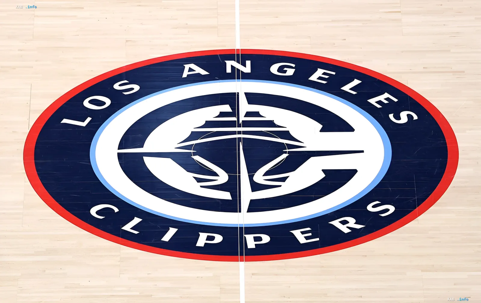 Logo der Los Angeles Clippers auf dem Parkett — der Club mit beispiellosen NBA-Sanktionen