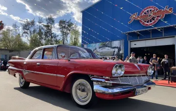 Красный американский ретро-автомобиль на фестивале Old Car Land 2026 в Киеве
