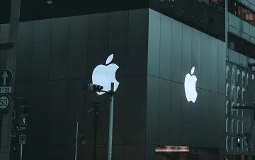 Светящиеся логотипы Apple на фасаде магазина перед анонсом чипа A20 Pro и iPhone 18