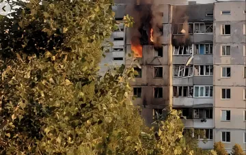 Brandal in einem neunstöckigen Wohngebäude im Kijewer Stadtteil Holosiivka nach einem Drohnenangriff: Flammen und Rauch aus den Fenstern der oberen Etagen