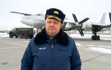 General der russischen Langstreckenluftfahrt in Uniform vor einem Tu-95-Strategischen Bomber auf dem Flugfeld Warkachowitschi, wo er zweimal von einem Motorrad aus beschossen wurde