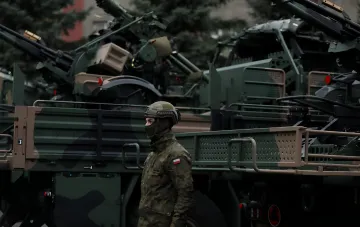 Польский солдат на фоне зенитно-ракетных комплексов ПВО при закрытии воздушного пространства на востоке страны