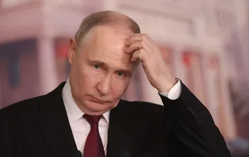 Владимир Путин на ВЭФ-2026 в задумчивой позе, признавая неготовность России к ударам по НПЗ и дефицит бензина
