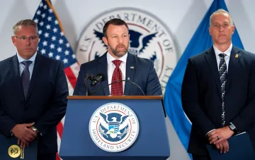 Министр внутренней безопасности США на пресс-конференции после экстренной посадки самолёта из-за отказа двигателя