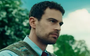 Актёр в вязаном жилете и галстуке в кадре из сериала «Джентльмены» Гая Ричи — одна из премьер сентября 2026