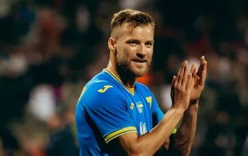 Андрій Ярмоленко у формі збірної України плескає в оплески після того, як Даріо Срна назвав його найсильнішим футболістом країни за 20 років