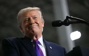Дональд Трамп перед микрофоном: его портрет впервые появится на долларе США при жизни