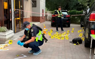 Ermittler markieren die Tatstelle eines Schusswechsels vor dem Eingang einer Klinik in Kiew mit Beweismarkern