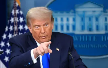 Дональд Трамп указывает пальцем на брифинге в Белом доме, заявляя о готовности к встрече с Путиным только после прекращения войны в Украине