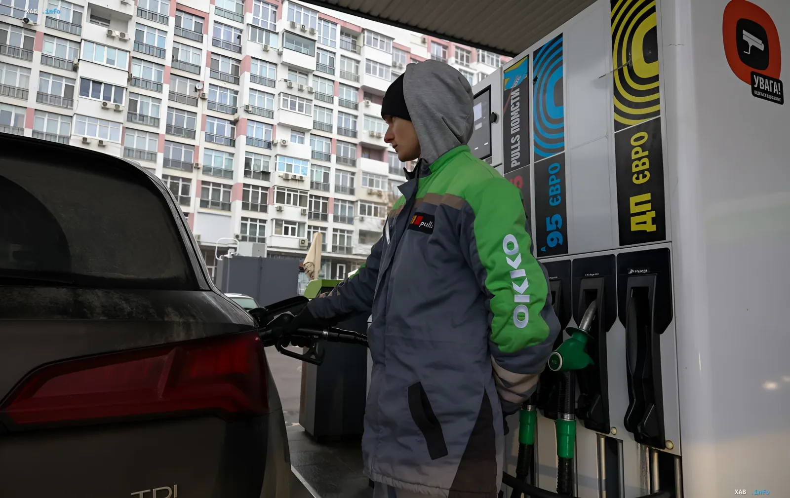 Заправка автомобиля на АЗС OKKO на фоне новостей о повышении цен на топливо в Украине