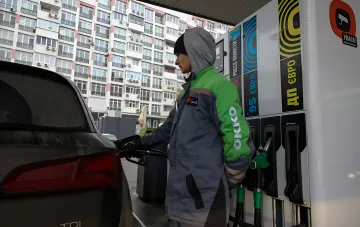 Заправка автомобиля на АЗС OKKO на фоне новостей о повышении цен на топливо в Украине