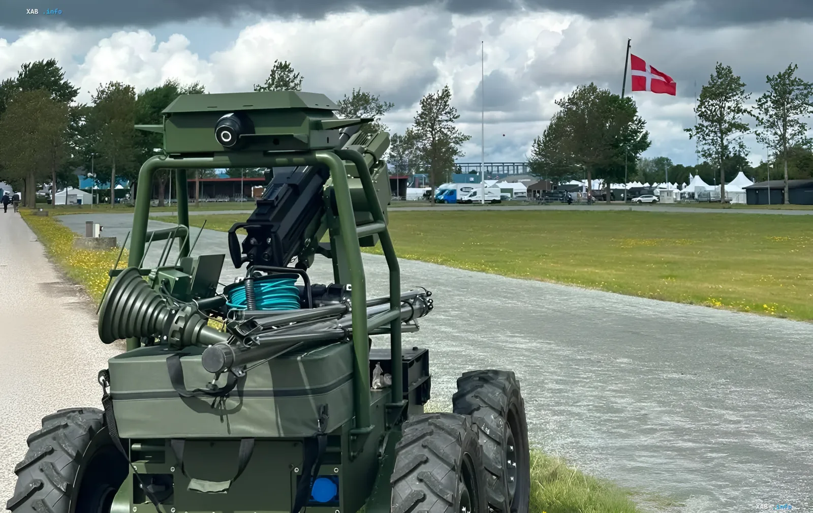 Ukrainische Militärplattform auf einer Demonstration in Dänemark vor der dänischen Flagge — Rüstungsexport auf den nordischen Markt