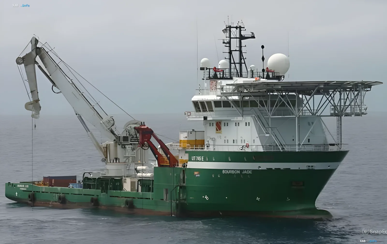 Russisches Versorgungsschiff NEFRIT mit Krananlage und Radarkuppeln, das laut der ukrainischen Marine im Hafen von Sotschi getroffen wurde