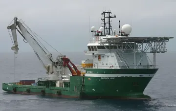 Russisches Versorgungsschiff NEFRIT mit Krananlage und Radarkuppeln, das laut der ukrainischen Marine im Hafen von Sotschi getroffen wurde
