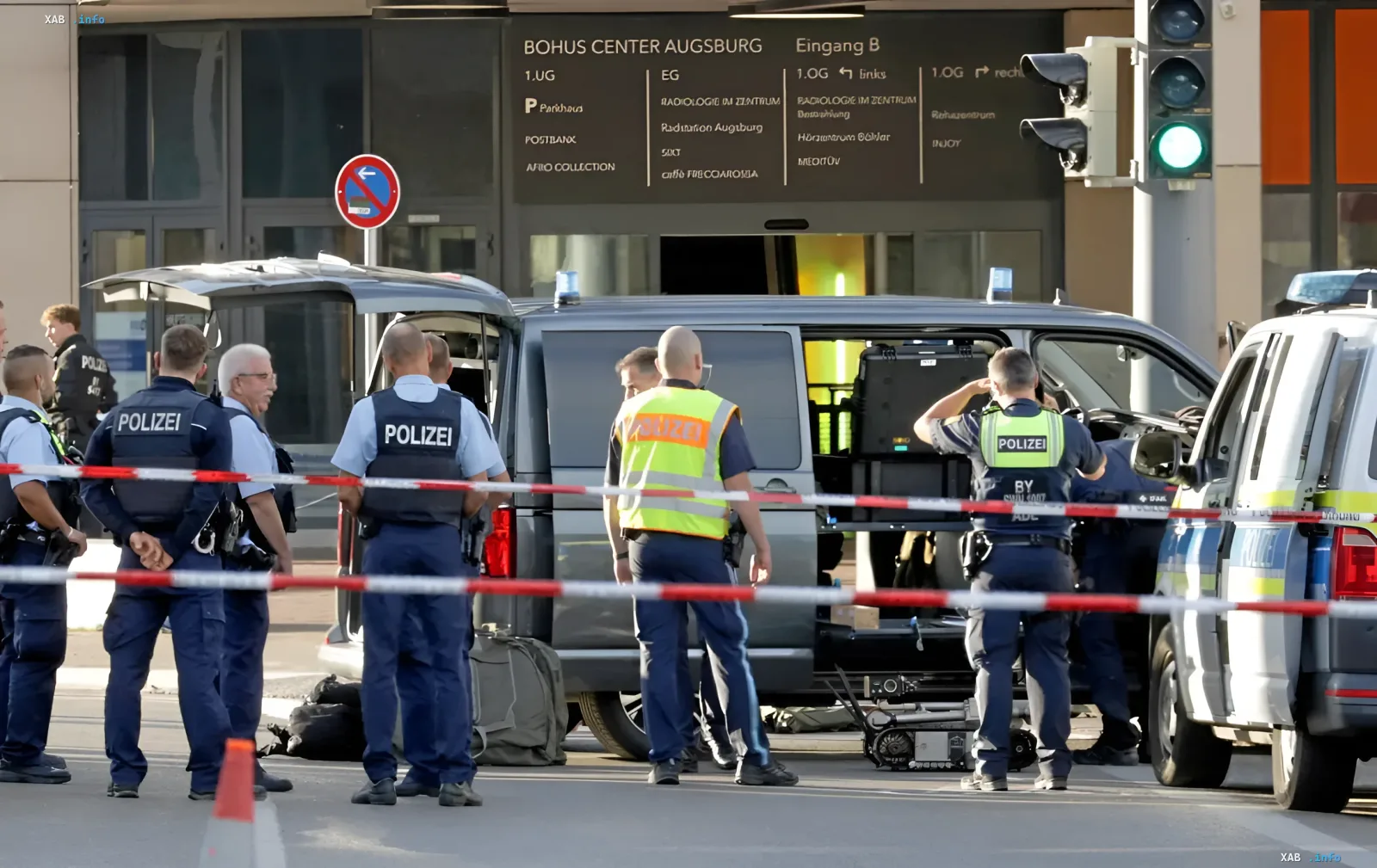 Augsburger Polizei sperrt den Ort des Vorfalls am Bahnhof nach der Explosion ab