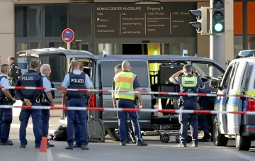 Augsburger Polizei sperrt den Ort des Vorfalls am Bahnhof nach der Explosion ab