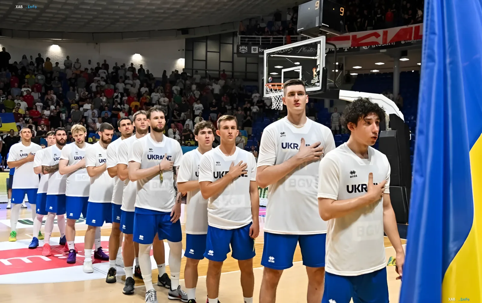 Spieler der ukrainischen Basketballnationalmannschaft in weißen UKRAINE-Trikots auf dem Parkett während eines Qualifikationsspiels für die WM 2027
