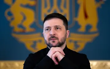Ukrainischer Präsident Wolodymyr Selenskyj vor dem nationalen Wappen kündigt den bevorstehenden Kyjiwer Besuch der US-Verhandler Steve Witkoff und Jared Kushner an