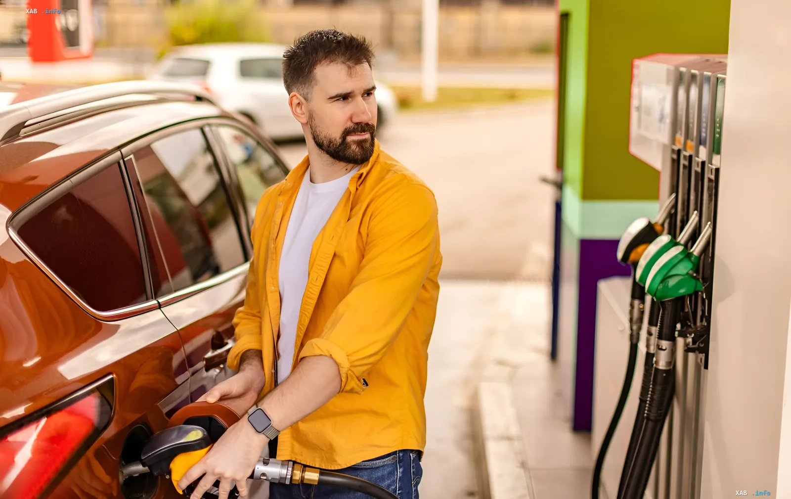 Mann tankt Diesel an einer ukrainischen Tankstelle vor dem Hintergrund sinkender Kraftstoffpreise