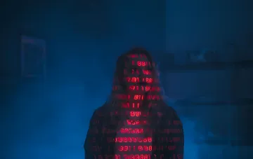 Человек с цифровым кодом на лице, символизирующий зависимость от искусственного интеллекта и потерю памяти