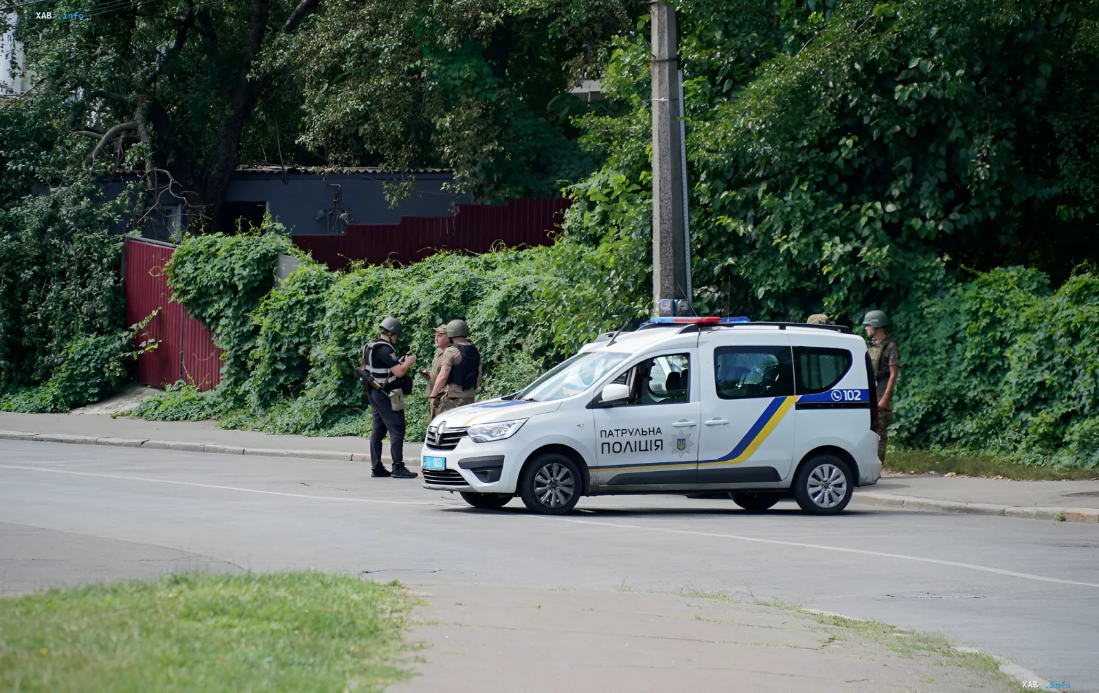 Патрульный автомобиль полиции и сотрудники следственно-оперативной группы на месте работы в Днепропетровской области, по которому враг нанёс повторный удар