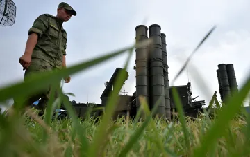 Soldat an einer Luftabwehr-Raketenanlage bei Sirius nach einem nächtlichen Drohnenangriff in Sotschi
